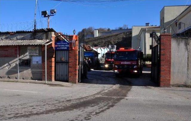 Mahkum Cezaevinde Yatağı Ateşe Verdi 1