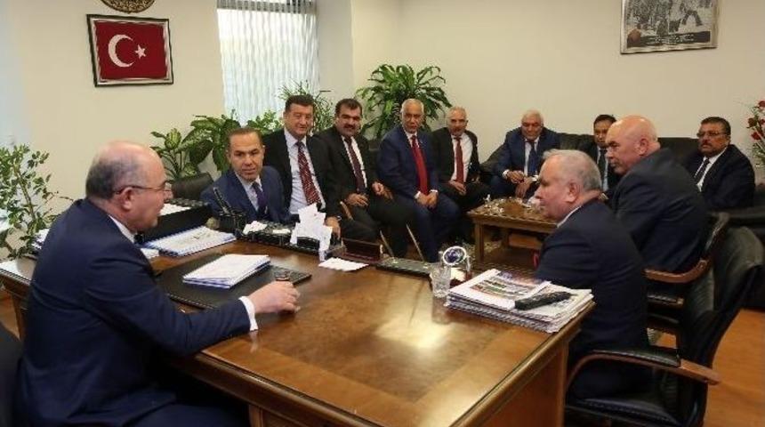 Başkan S&ouml;zl&uuml;, Mhp&rsquo;li Belediye Başkanları Toplantısına Katıldı