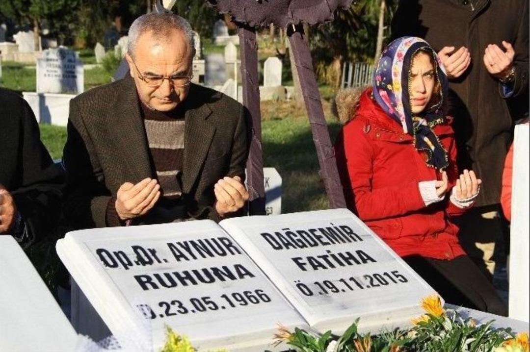 &Ouml;ld&uuml;r&uuml;len Doktor Aynur Dağdemir Mezarı Başında Anıldı