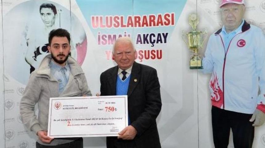 İsmail Ak&ccedil;ay &Ouml;d&uuml;lleri Verildi