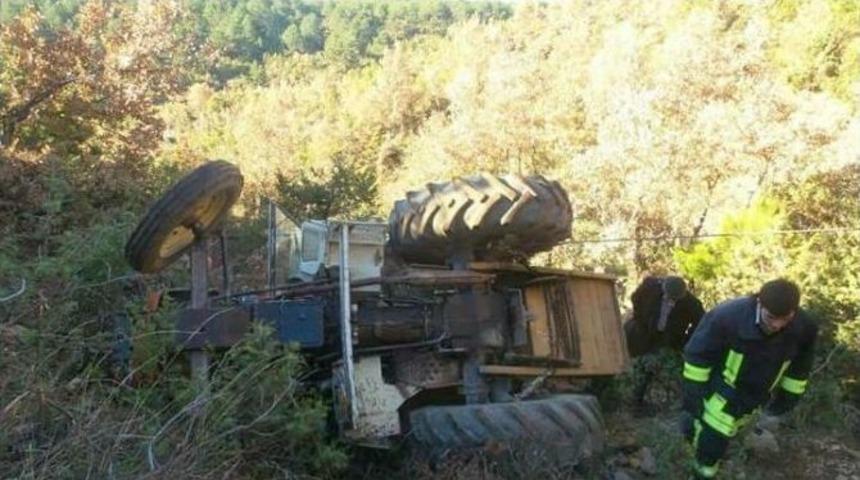 Trakt&ouml;r Şarampole Devrildi: 1 &Ouml;l&uuml;, 1 Yaralı