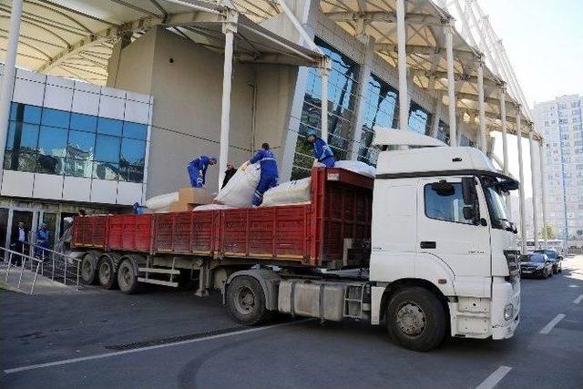 Esenyurt Belediyesi’nden Doğu’daki Çocuklara 1 Tır Dolusu Yardım