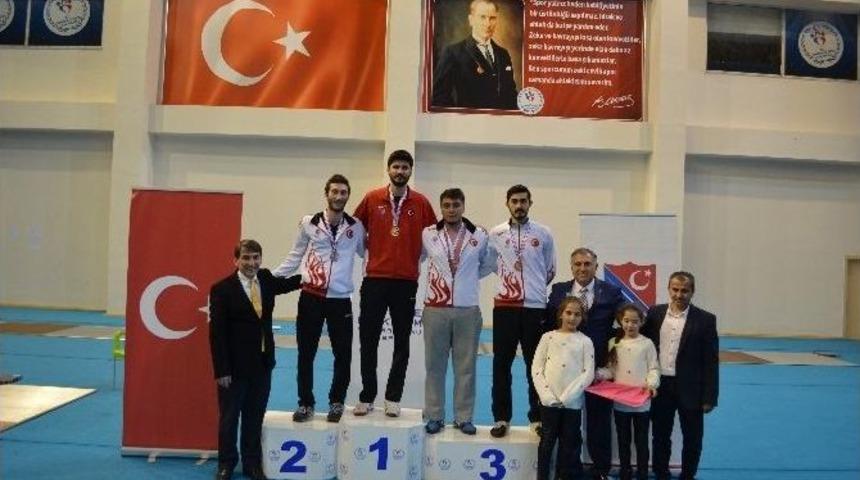 Eskrimin Şampiyonları Madalyalarını Aldı