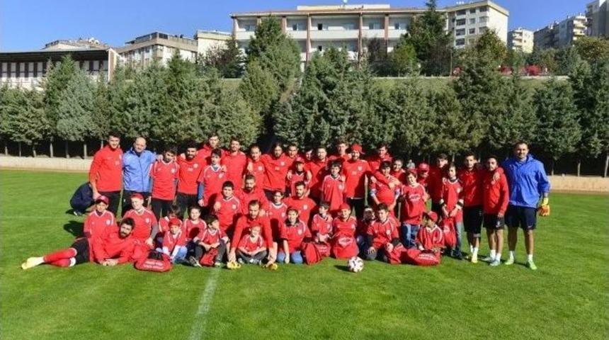 &ldquo;g&uuml;l&uuml;mseyen G&ouml;zler&rdquo; Pendikspor&rsquo;la Karşılaştı