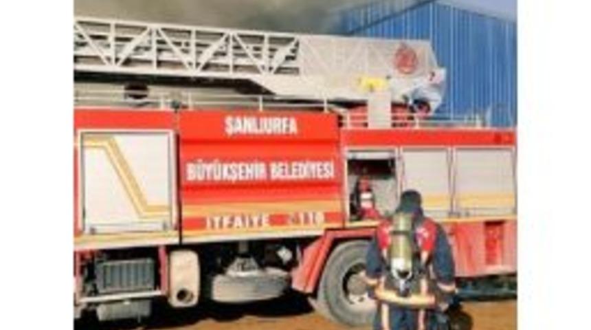 Ak&ccedil;akale&rsquo;de Yağ Fabrikasında Yangın &Ccedil;ıktı