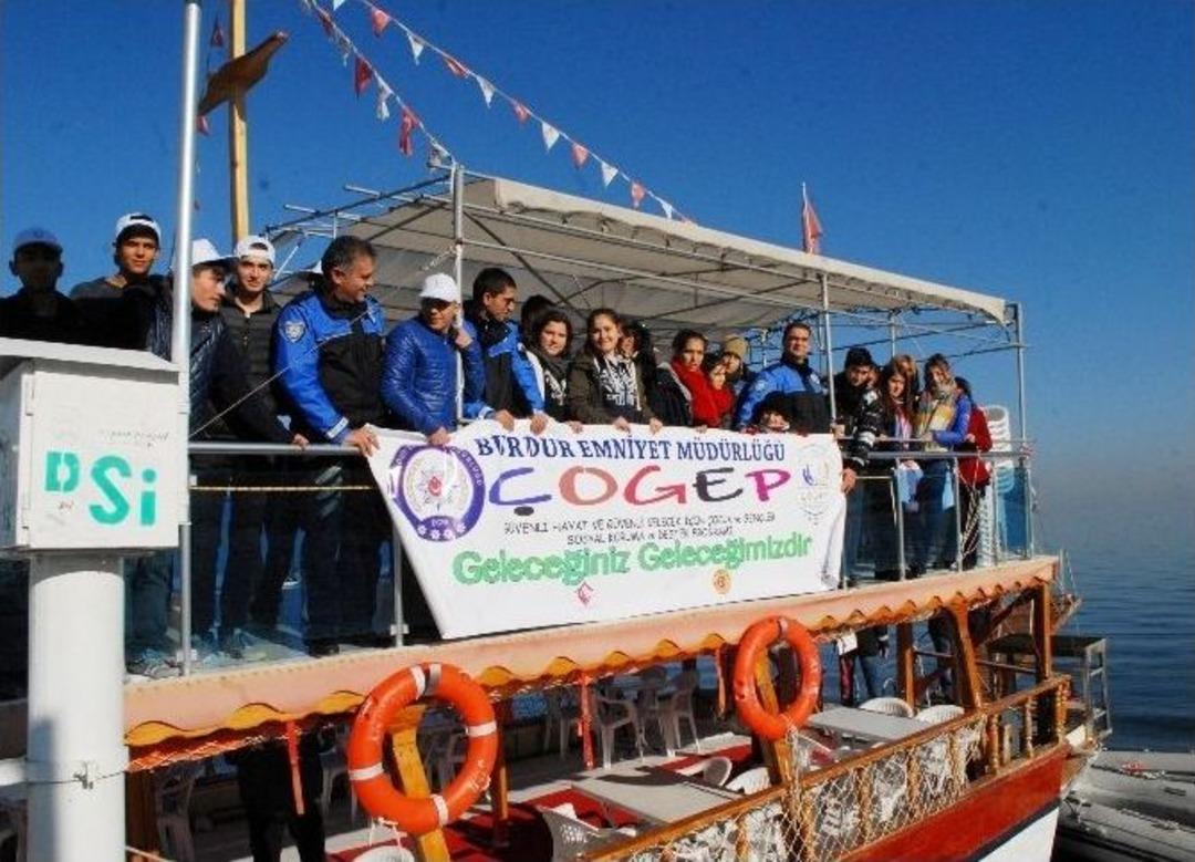 Koruma Altındaki &Ccedil;ocuklara Tekne Turu