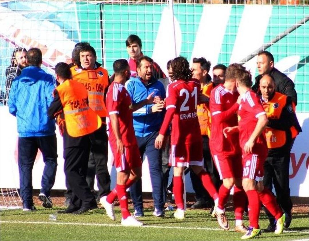&Uuml;mraniyespor - Sivasspor Ma&ccedil;ında Gerginlik