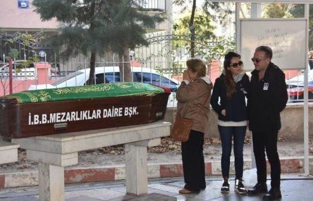 Oyuncu Barış Falay'ın Annesi Son Yolculuğuna Uğurlandı