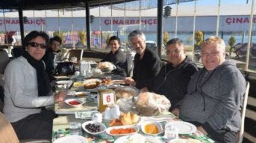 Başkan Yağcı&rsquo;dan S&uuml;heyl Ve Behzat Uygur Kardeşlere Muhteşem Manzara Eşliğinde Sabah Kahvaltısı
