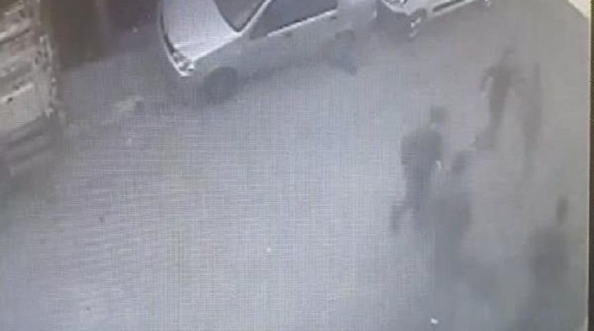 Beyoğlu'nda Sokağı Savaş Alanına &Ccedil;eviren Kavga G&uuml;venlik Kamerasında