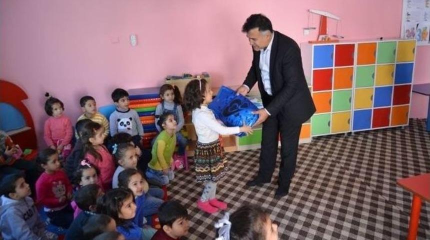 T&uuml;rk Kızılay Derneği &Ouml;ğrencilere Oyuncak Dağıttı