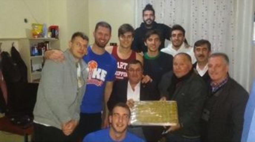Muhtarlardan Basketbol Takımı Oyuncularına Baklavalı Destek