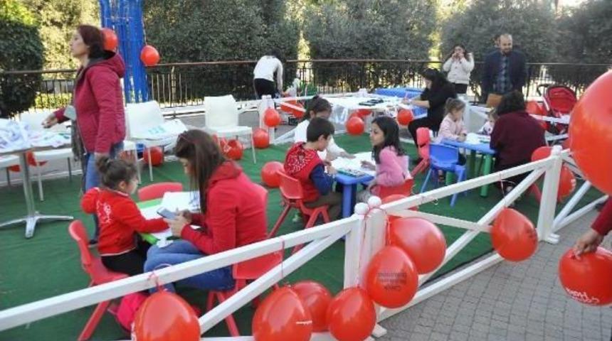 &Ccedil;ocuk Tacizine Dikkat &Ccedil;ekmek I&ccedil;in Kırmızı Balon Dağıtıldı