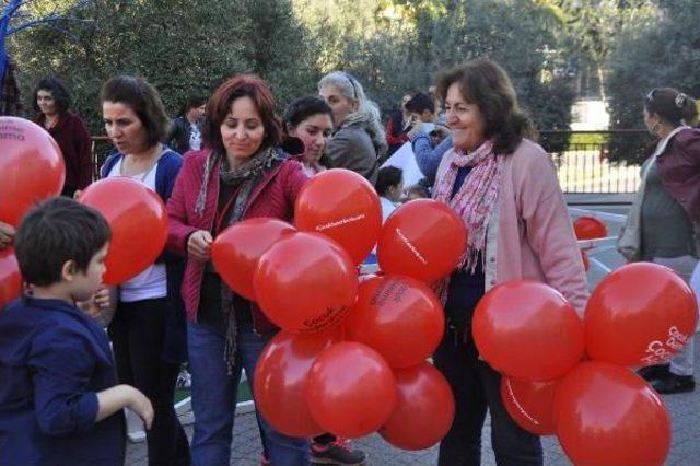 Çocuk Tacizine Dikkat Çekmek Için Kırmızı Balon Dağıtıldı