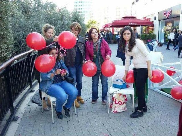 Çocuk Tacizine Dikkat Çekmek Için Kırmızı Balon Dağıtıldı