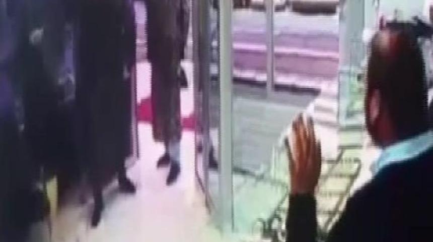 Kadın Kıyafeti Giyen Kuyumcu Soyguncuları Kamerada (2)