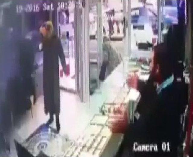 Kadın Kıyafeti Giyen Kuyumcu Soyguncuları Kamerada (2)