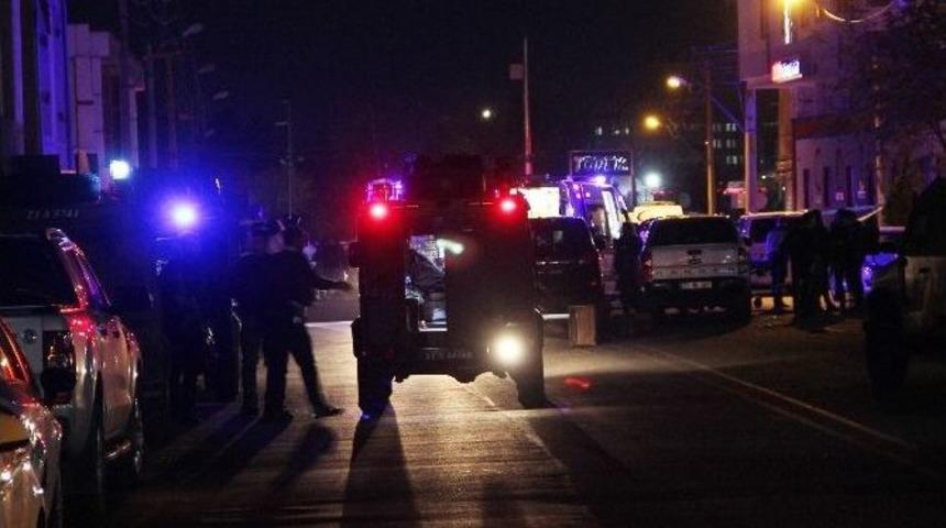 Diyarbakır&rsquo;da Polise Saldırı: 1 Polis Yaralı