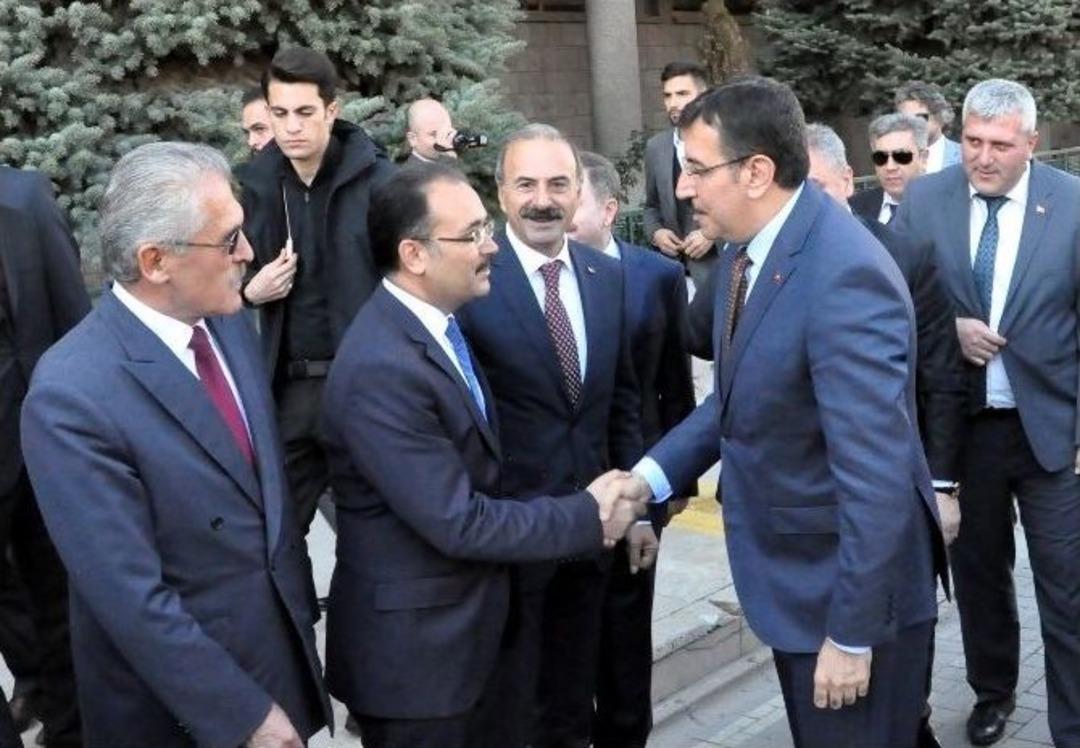 Bakan T&uuml;fenkci, Lise A&ccedil;ılışını &Ouml;ğrencilere Yaptırdı