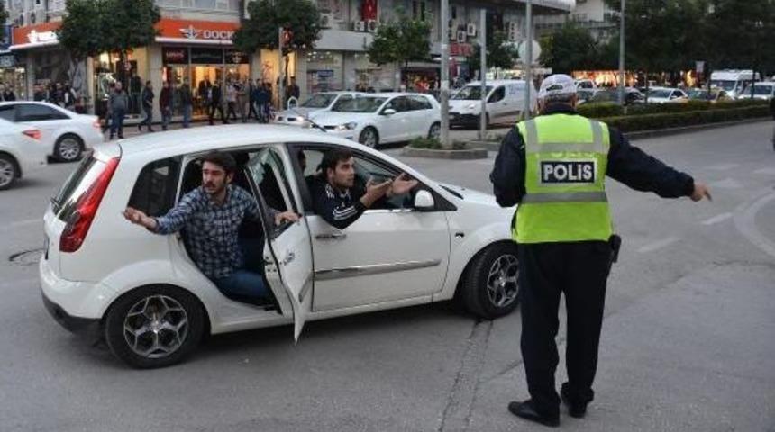 Beşiktaşlı Taraftarlarının Aracı Taşlandı