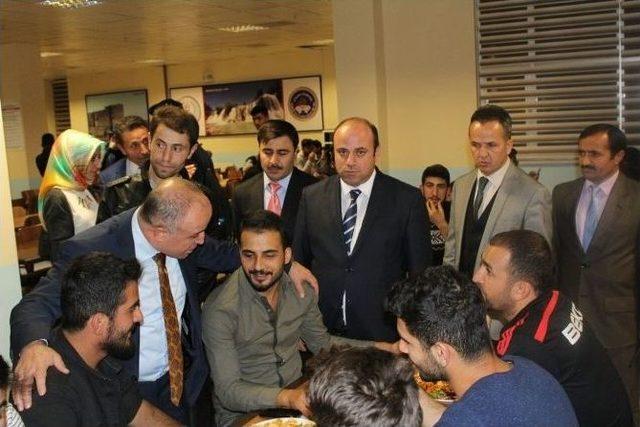 Vanlı Gen&ccedil;ler Şiirle Buluştu 1