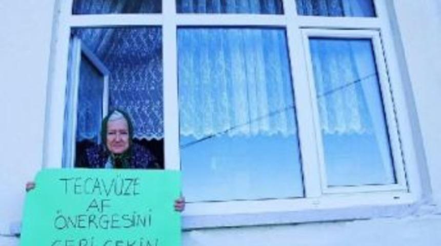 Pencereden Pankartla 'cinsel Istismar' Protestosu