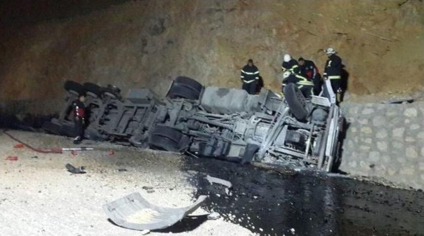 Malatya&rsquo;da Zift Y&uuml;kl&uuml; Kamyon Devrildi: 1 &Ouml;l&uuml;