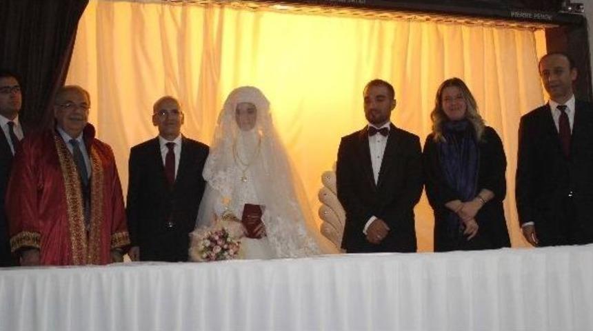 Başbakan Yardımcısı Mehmet Şimşek&rsquo;in Mutlu G&uuml;n&uuml;