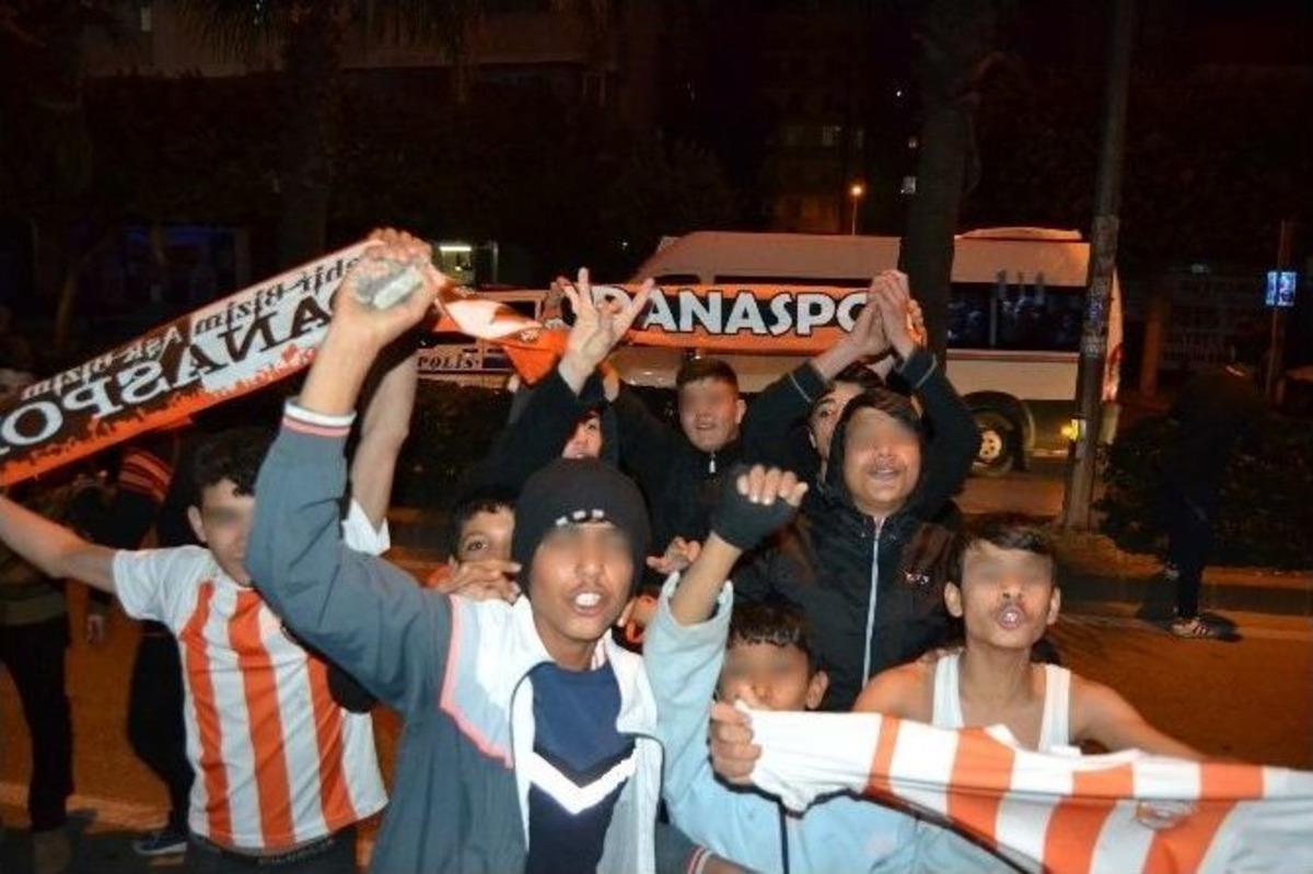 Polis M&uuml;dahalesinden Kurtulmak İsteyen Saldırgan Taraftarlardan &rsquo;şehitler &Ouml;lmez&rsquo; Sloganı