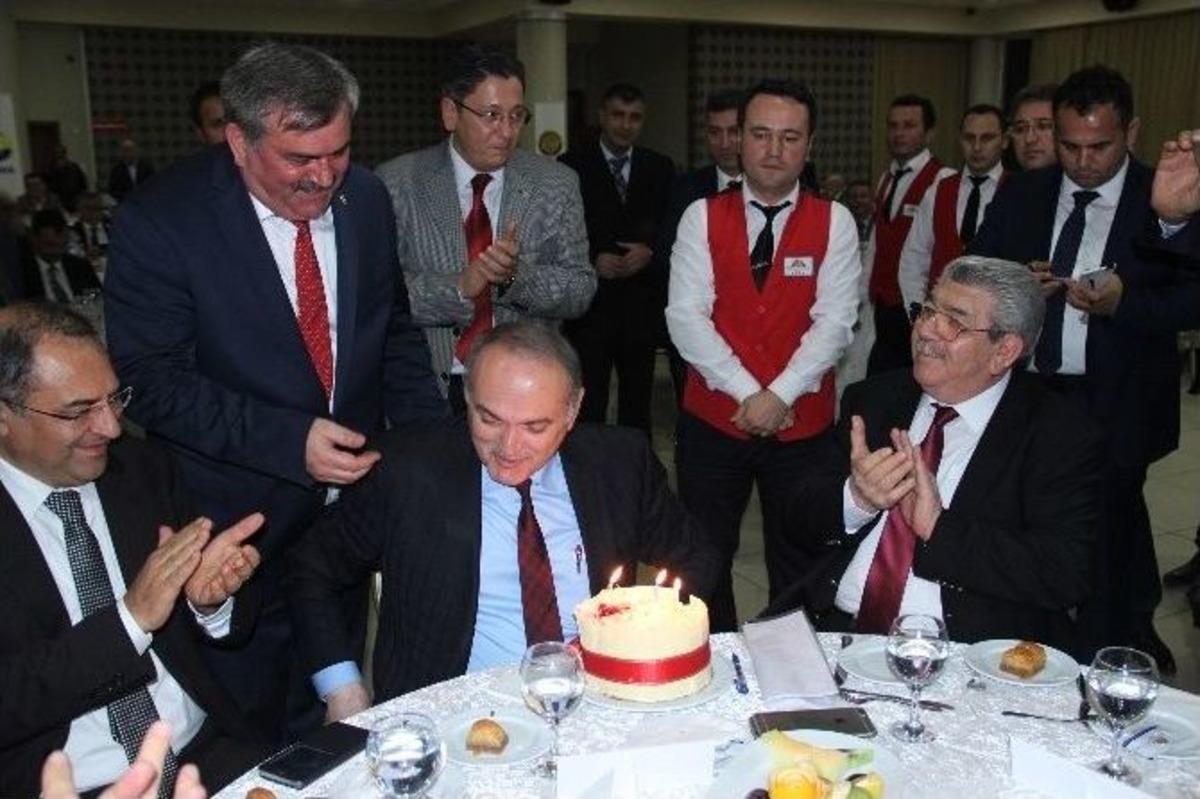 Bakan Faruk &Ouml;zl&uuml;&rsquo;ye Doğum G&uuml;n&uuml; S&uuml;rprizi