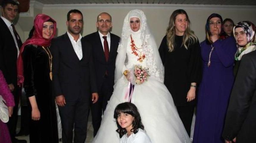 Başbakan Yardımcısı Şimşek, Yeğeninin Nikah Şahitliğini Yaptı