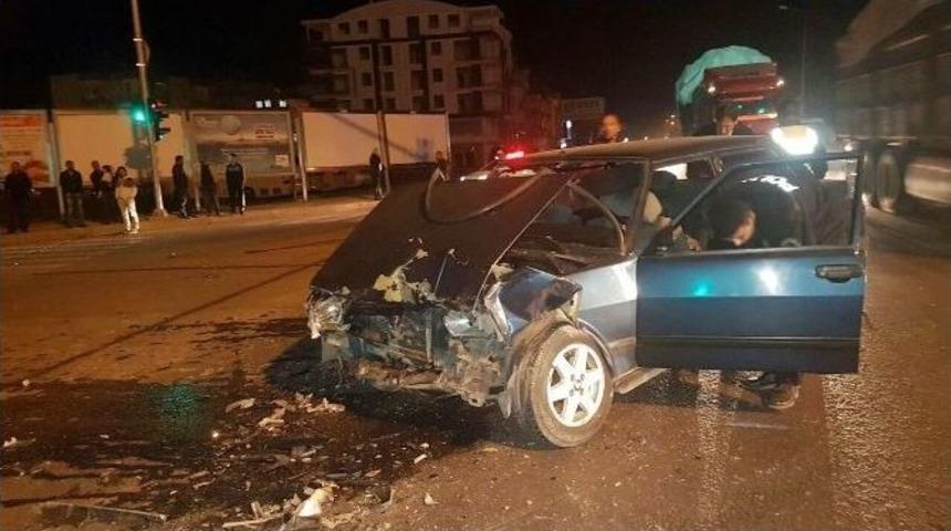 D&uuml;ğ&uuml;ne Ve Cenazeye Giden Ara&ccedil;lar &Ccedil;arpıştı: 5 Yaralı