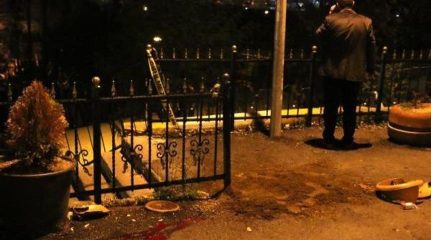 Beyoğlu'nda Silahlı Kavga: 1 &Ouml;l&uuml;, 2 Yaralı