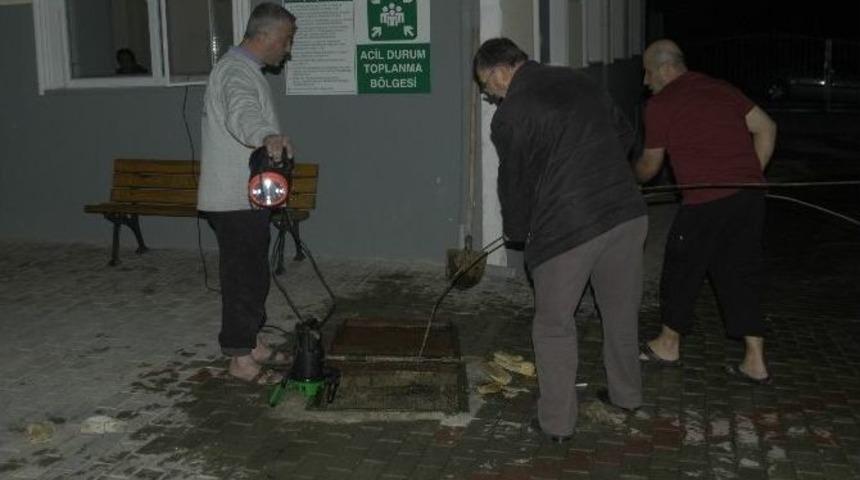 (&ouml;zel) Tıkanan Lağım Borusu Vatandaşı Perişan Etti