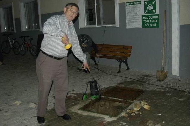 (&ouml;zel) Tıkanan Lağım Borusu Vatandaşı Perişan Etti 1