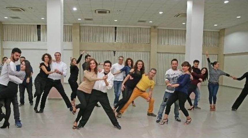 &lsquo;latin&rsquo; Havası Karşıyaka&rsquo;yı Sardı