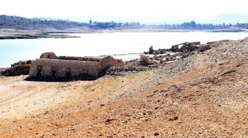 Barajda Sular &Ccedil;ekilince 3 Asırlık K&ouml;y Ortaya &Ccedil;ıktı