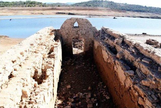 Barajda Sular Çekilince 3 Asırlık Köy Ortaya Çıktı