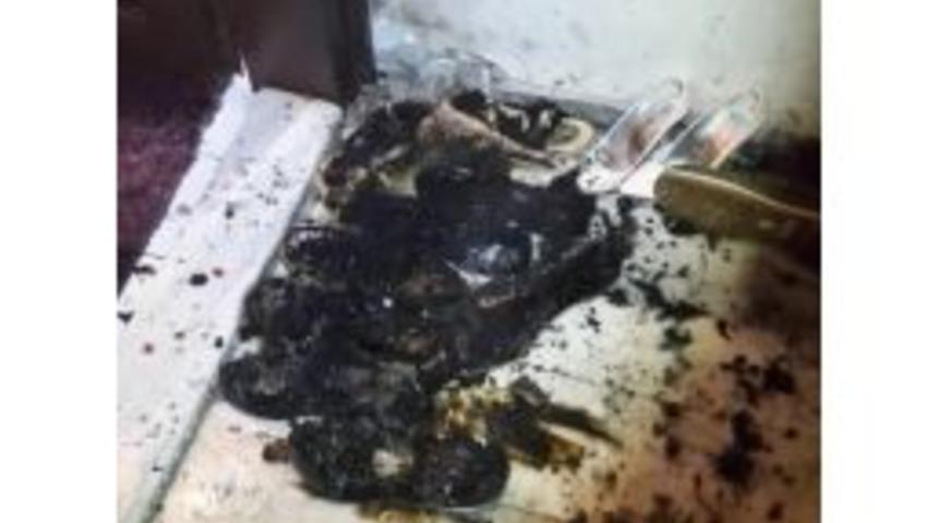 Kapıda Bırakılan Ayakkabıları Ateşe Verdiler