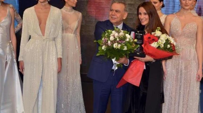 Bu Gelinlikleri Giymek Cesaret Ister