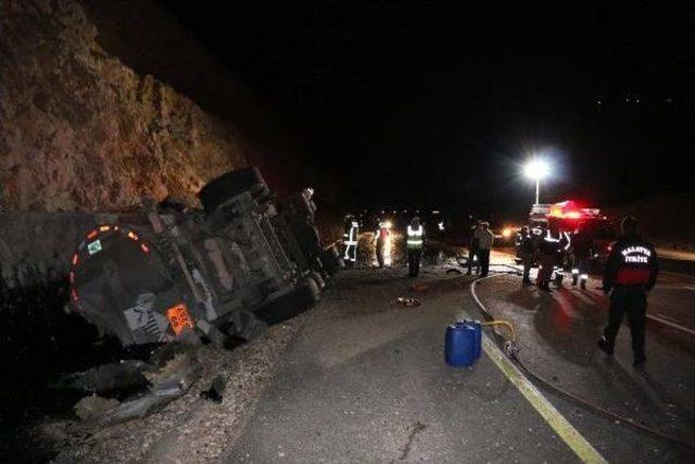 Malatya da Zift Y&uuml;kl&uuml; Tır Devrildi: 1 &Ouml;l&uuml; 1