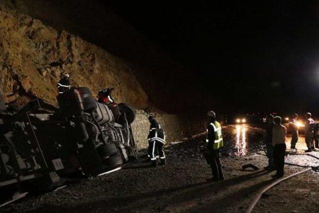 Malatya da Zift Y&uuml;kl&uuml; Tır Devrildi: 1 &Ouml;l&uuml; 2