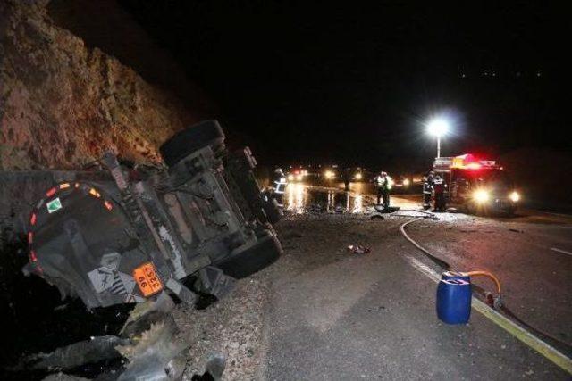 Malatya da Zift Y&uuml;kl&uuml; Tır Devrildi: 1 &Ouml;l&uuml; 3