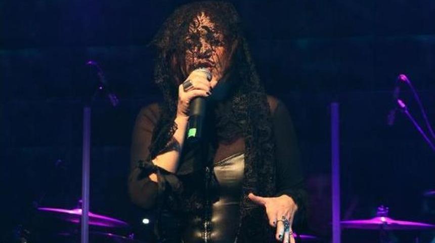 Nazan &Ouml;ncel, Pedofiliye Siyah Duvağıyla Dikkat &Ccedil;ekti