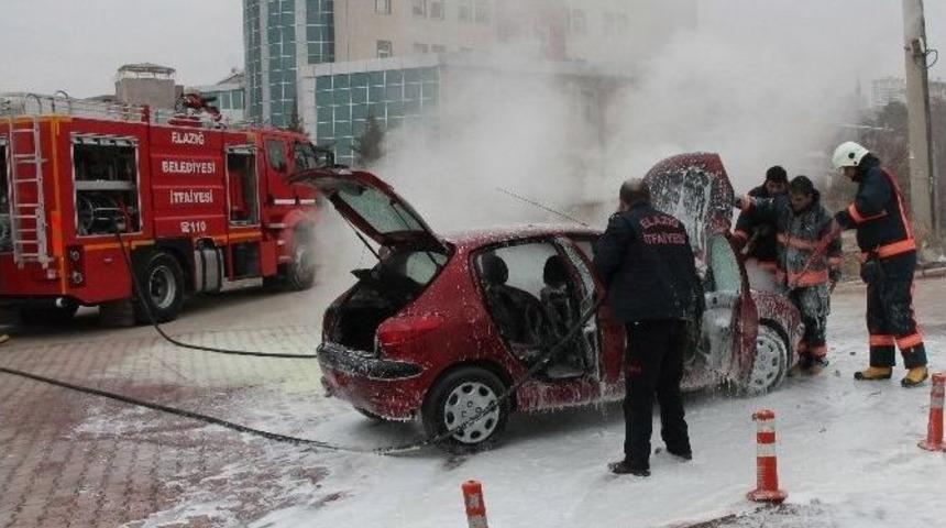 Seyir Halindeki Otomobil Yandı, Kadın S&uuml;r&uuml;c&uuml; G&ouml;zyaşlarını Tutamadı