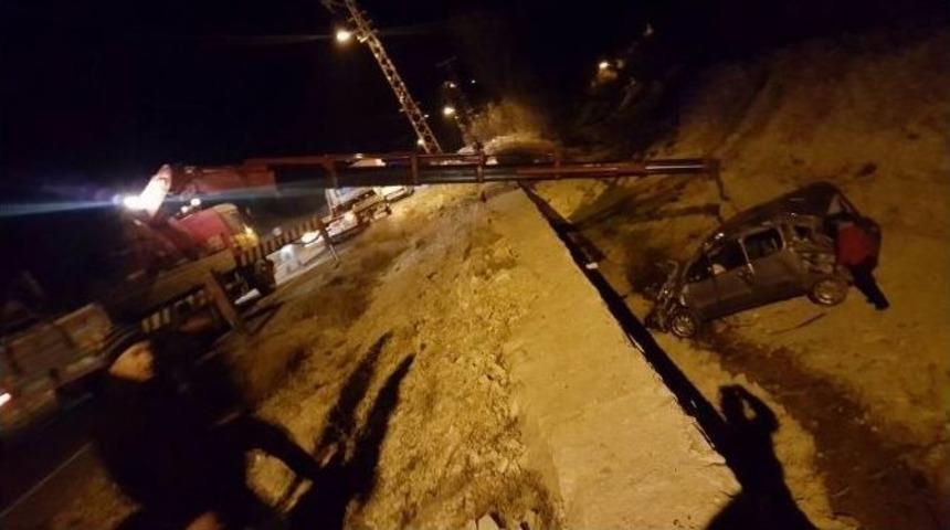 Otomobil Dereye U&ccedil;tu: 1 &Ouml;l&uuml;, 2 Yaralı