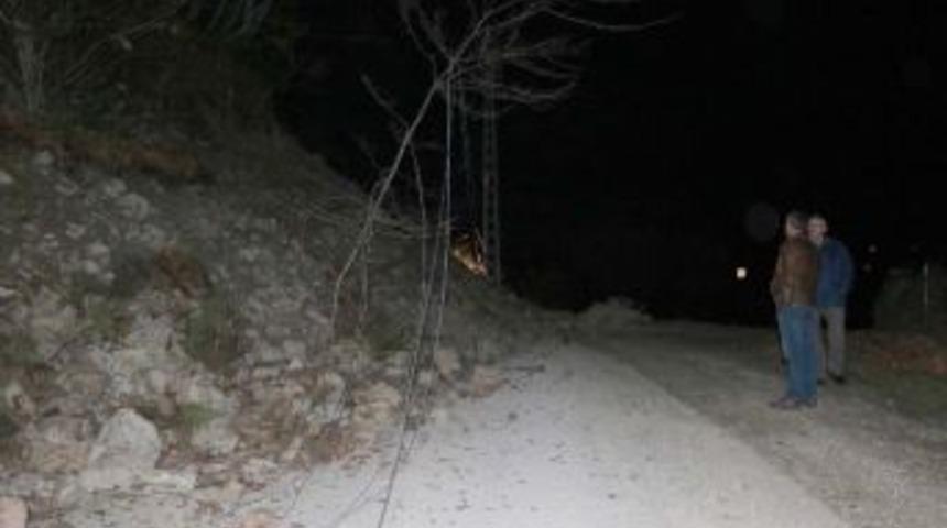 13 K&ouml;y&uuml;n Grup Yolu Heyelan Sebebiyle Ulaşıma Kapandı