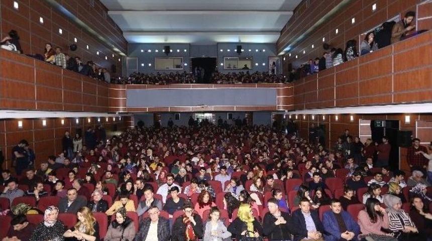 "sevgili Doktor" Sahnelendi