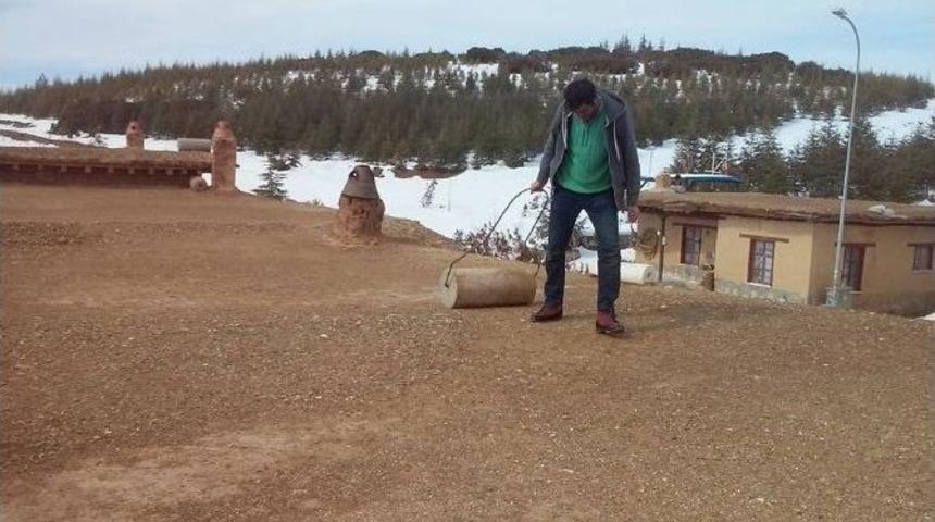 Sanat&ccedil;ıların K&ouml;y&uuml;ndeki Toprak Damlarda Yuvaklama Mesaisi