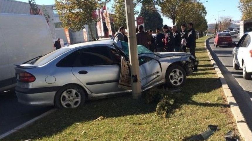 Otomobil İle Kamyonet &Ccedil;arpıştı: 1 Yaralı